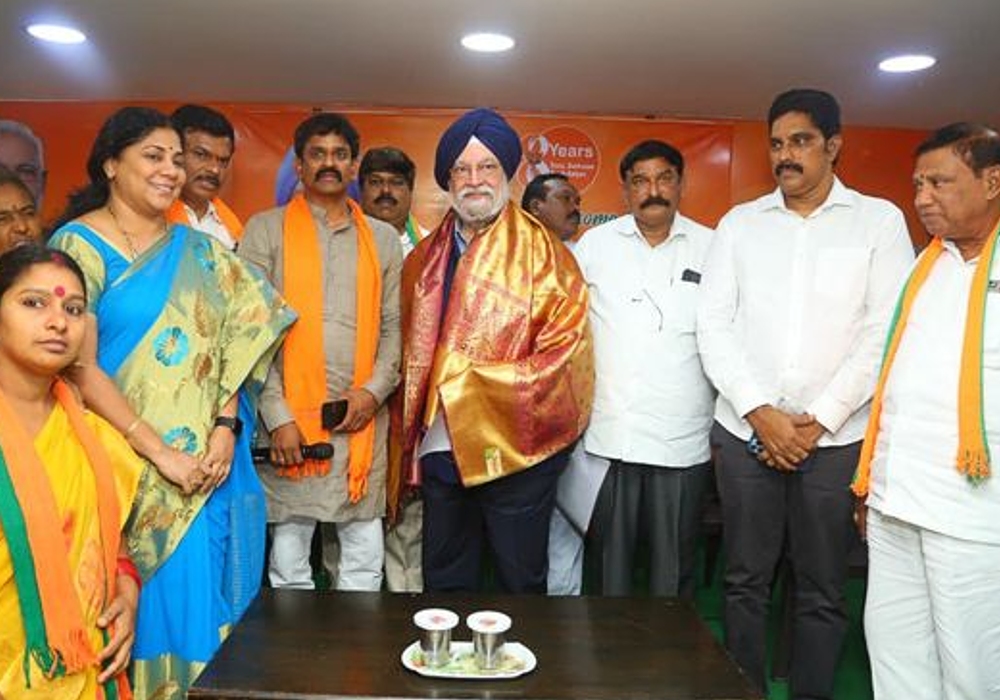 With the Karyakartas of BJP Andhra Pradesh in Vizag to celebrate 8 Years of Garib Kalyan under the visionary leadership of PM Narendra Modi Ji.