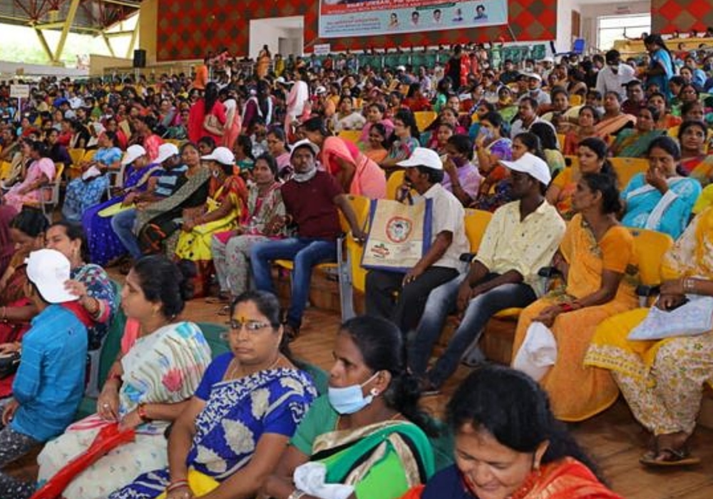 The Women beneficiaries of Pradhan Mantri Awas Yojana & PM Ujjwala Yojana in Vizag showered spontaneous affection, love & respect at the event.