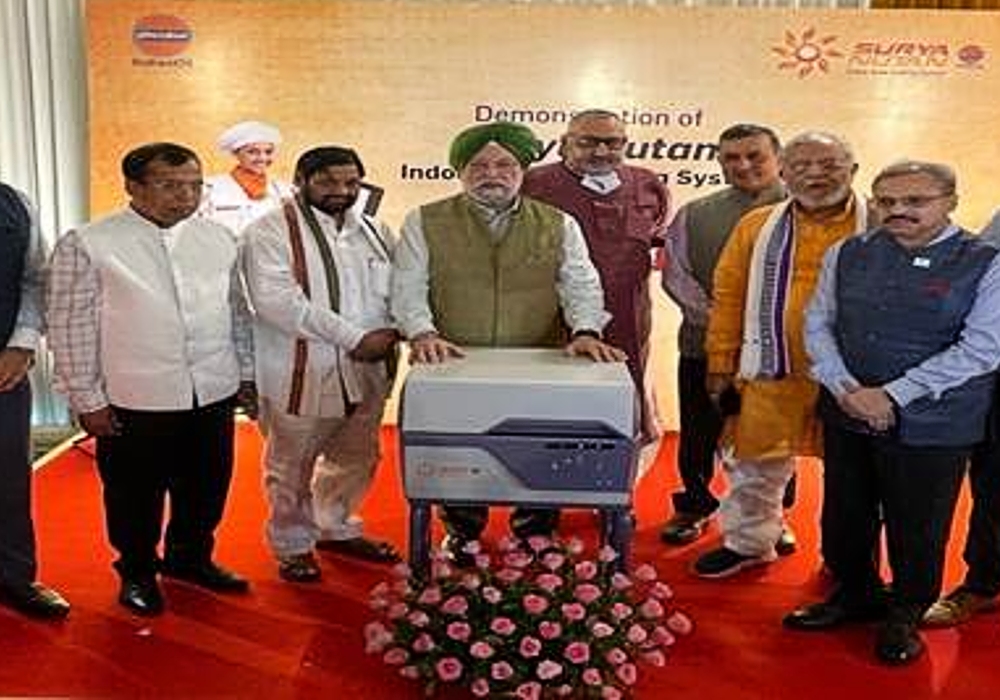 With Giriraj Singh Ji, Kaushal Kishore Ji & Som Parkash Ji, Suresh Kumar Khanna  Ji, members of media & oil sector officials for lunch cooked on Surya Nutan, an energy efficient, green & pollution-free indoor solar cooking system designed & patented by In