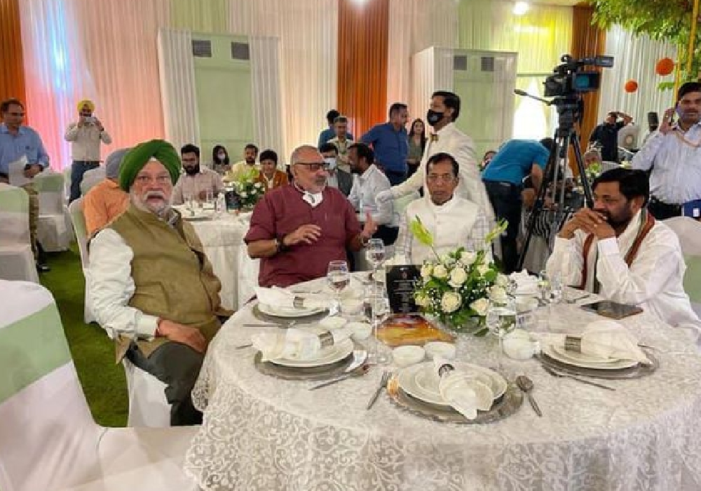 With Giriraj Singh Ji, Kaushal Kishore Ji & Som Parkash Ji, Suresh Kumar Khanna  Ji, members of media & oil sector officials for lunch cooked on Surya Nutan, an energy efficient, green & pollution-free indoor solar cooking system designed & patented by In