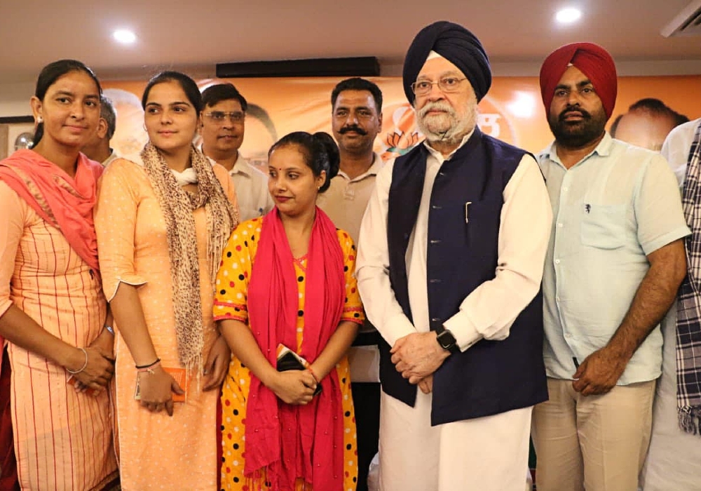 Interaction with beneficiaries of various flagship schemes of inclusive development in Bathinda.
