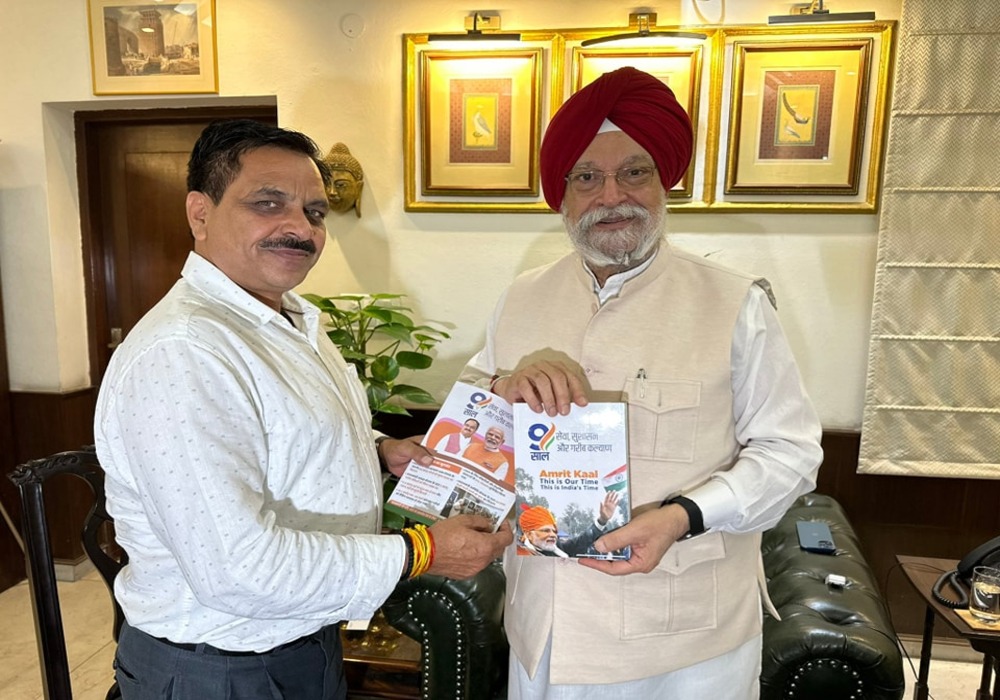 Members of the media fraternity have witnessed the positive impact of transformational change in the country under the leadership of Prime Minister Shri #NarendraModi ji. Met journalist Shri Ravindra Singh ji of #ZeeNews as part of #SamparkSeSamarthan #9Y