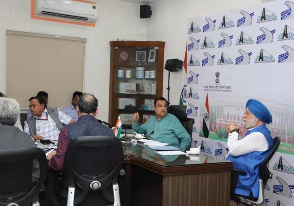Shri #NitinGadkari ji, discussed the ongoing efforts to further accelerate India's green energy transition by exploring innovations in ethanol blended fuel for the future in a meeting today with officials from our Ministries and senior representatives of 