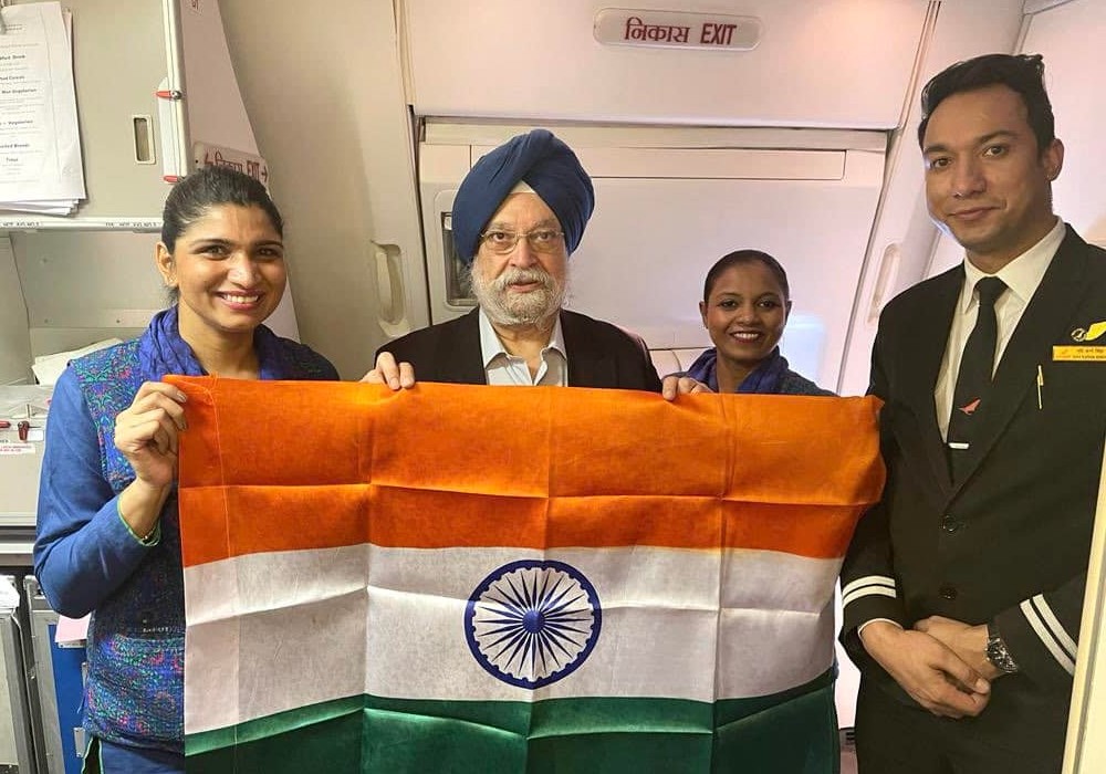 Celebrating the spirit of Har Ghar Tiranga with the captains & cabin crew