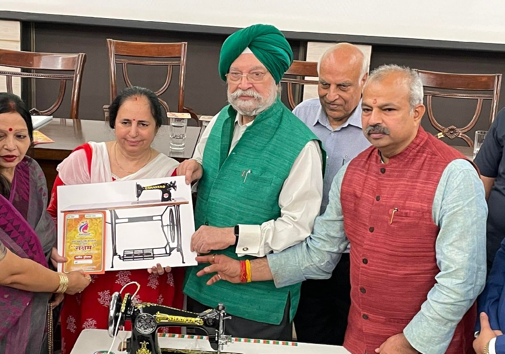 Presented sewing machines to 100 sisters in presence of BJP Delhi President Mr. Adesh Gupta ji, her wife Mrs. Anuradha Gupta ji and other dignitaries in a programme run by sister Yogita Singh