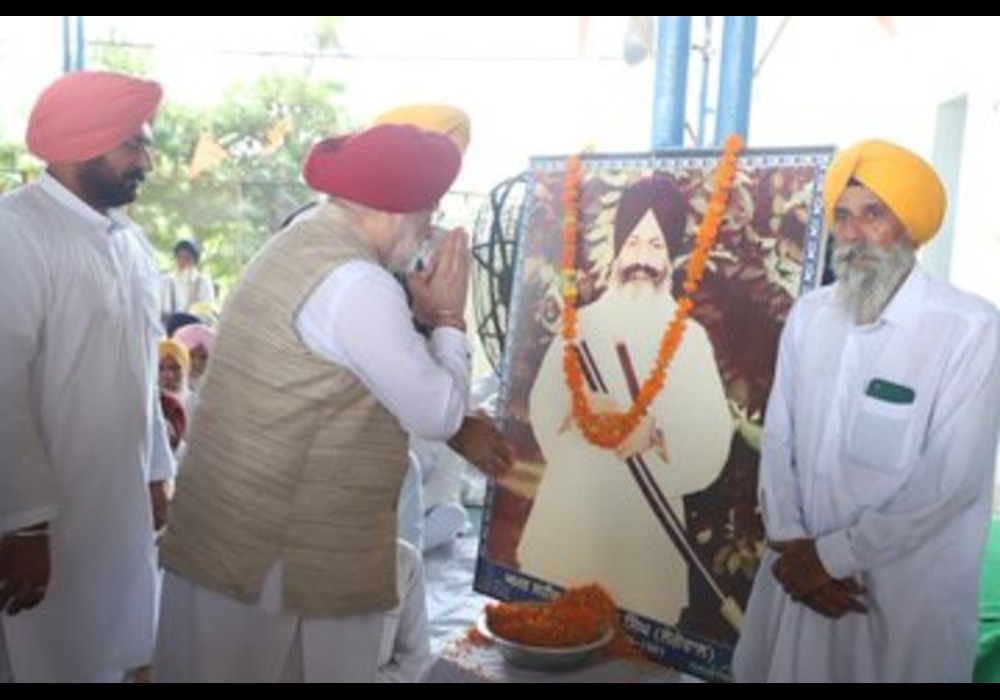 Paid tribute to Shaheed Sant Harchand Singh Longowal Ji on his 38th Martyrdom Day at Gurudwara Sahib Yaadgaar Shaheed Bhai Mani Singh ji in Randhawa Patti, in Longowal today. He will be remembered for his contribution towards restoring peace in Punjab dur