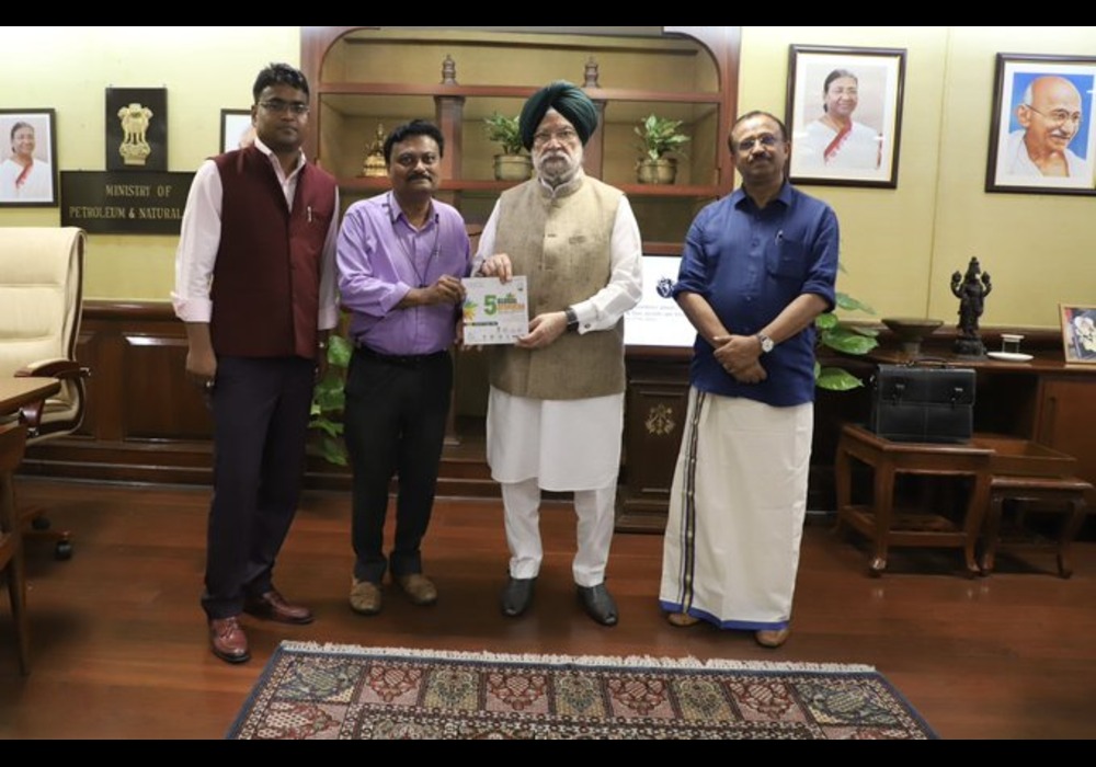 Received my friend & colleague Sh V Muraleedharan VMBJPJi MoS MEAIndia & mpa_india & Dr Suresh Ji, Chief Coordinator Global Ayurveda Festival 5thgaf in my office today.