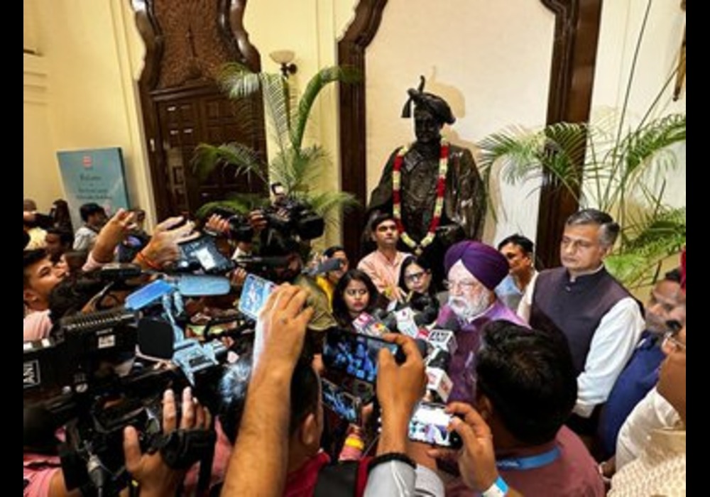 Interacted with media under the imposing statue of revolutionary king & reformer Rajarshi Chhatrapati Shahu Ji Maharaj in Maharashtra Sadan. Close by were statues of powerful social reformers & pioneers of women’s education, Rajmata Ahilyabai Holkar Ji & 