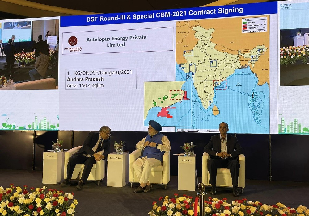 Witnessed signing of contracts for 31 Discovered Small Fields (DSF) blocks under DSF Bid Round-III & 4 CBM blocks under CBM Bid Round-V awarded to 14 E&P domestic companies at the ‘Open House’ with Oil & Gas stakeholders