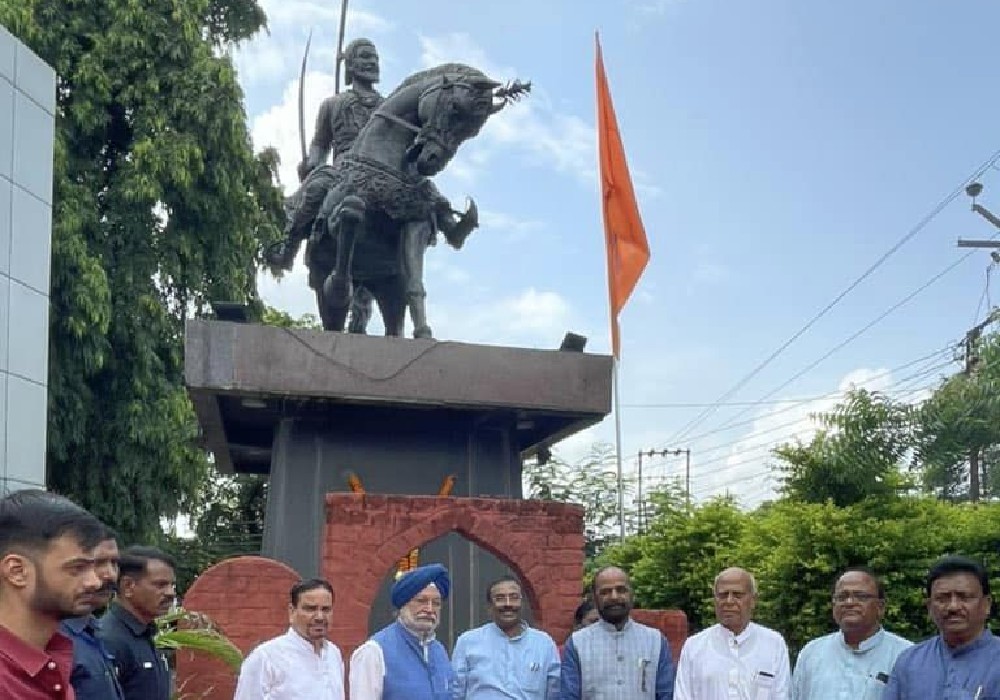 Paid floral tribute to Chhatrapati Shivaji Maharaj Ji statue at the Ballarpur Nagar Nigam office