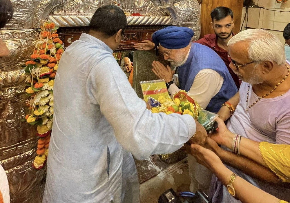 Joined the devotees in paying obeisance at the historic Shree Mahakali Temple in Chandrapur