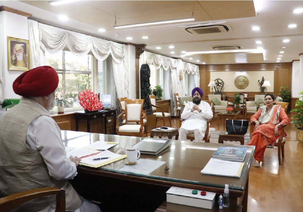 Meeting with Partap Singh Bajwa Ji, Leader of Opposition in Punjab Assembly & his wife Sardarni Charanjit Kaur Bajwa Ji