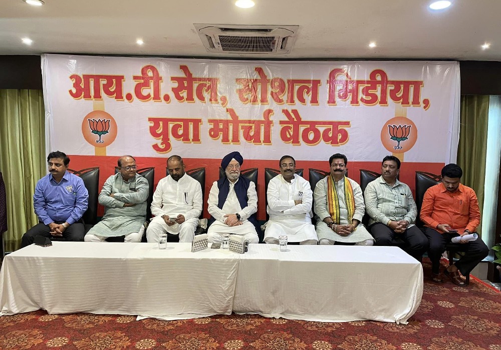 Exchange of ideas with members of IT Cell & Social Media teams of Bharatiya Janata Yuva Morcha (BJYM) in Chandrapur Lok Sabha