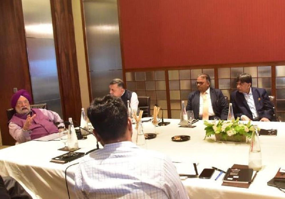 Discussed Non-fuel revenue Initiatives & marketing plans of OMCs in a meeting with senior officials of the oil & gas sector entities in Mumbai today