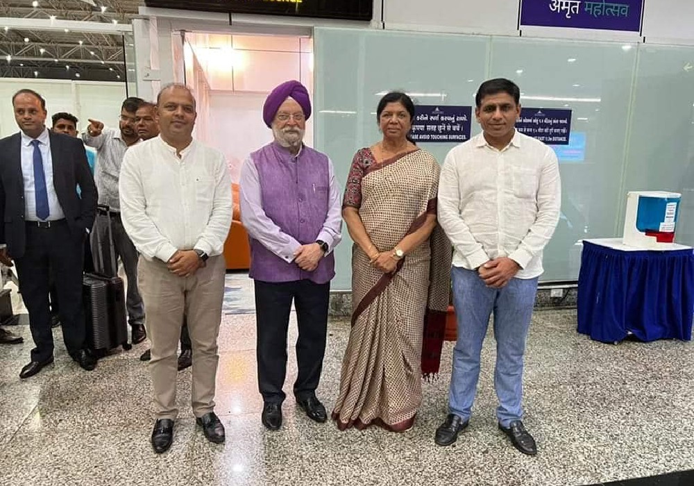 Warmly received in Smart City Vadodara by Member of Parliament- Smt Ranjan Bhatt Ji, Mayor- Sh Keyur Rokadia Ji & others at the airport