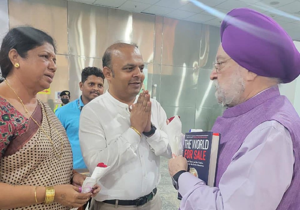 Warmly received in Smart City Vadodara by Member of Parliament- Smt Ranjan Bhatt Ji, Mayor- Sh Keyur Rokadia Ji & others at the airport