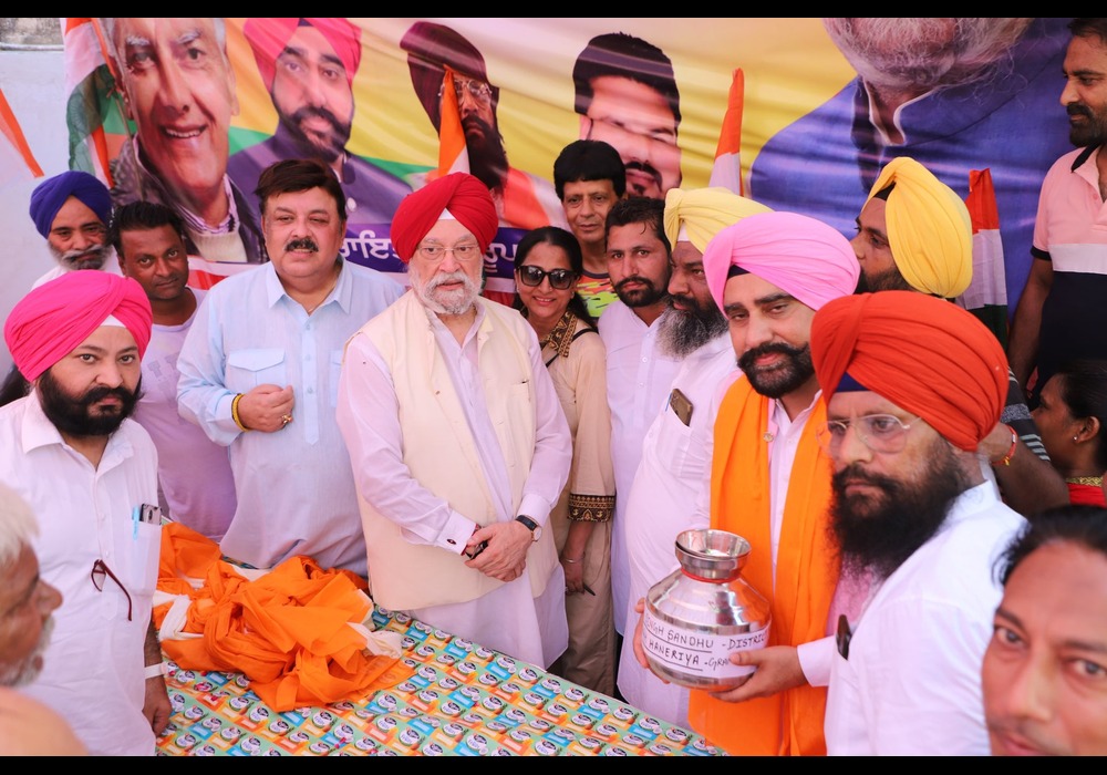 There was immense enthusiasm & energy at the event to celebrate PM Narendra Modi Ji’s #MeriMaatiMeraDesh campaign in Sri Amritsar Sahib today. People of several panchayats led by their sarpanches contributed माटी from their villages which I have dutifully