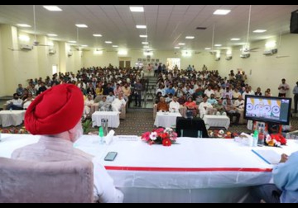 Many young people who joined me today at #RozgarMela in DAV College, #Hoshiarpur to receive their appointment letters were excited to start their professional lives & contribute to India’s momentous journey through #AmritKaal under the leadership of PM Na