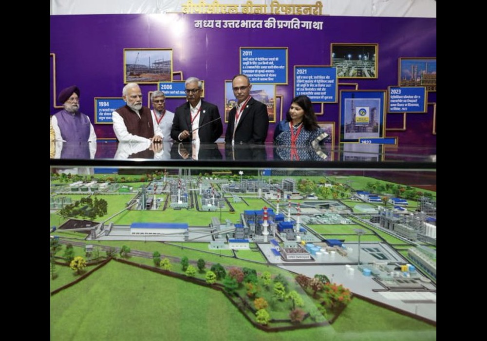 Deeply privileged to be present as PM Narendra Modi Ji inspects the model of the state-of-the-art petrochemicals complex at Bina Refinery which will be a key milestone in India’s journey towards energy self-sufficiency & will transform #BulandBundelkhand 