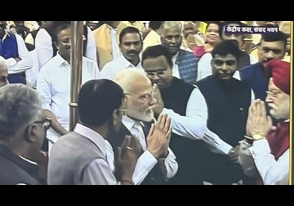 Smile Please!  An extraordinary day in the history of India’s parliamentary democracy! For one last time today, we gather in the courtyard of the historic old parliament building…before we moved into India’s futuristic #NewParliamentBuilding Narendra Modi