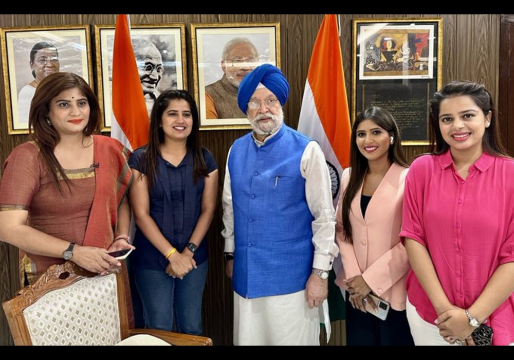 India’s journey through #AmritKaal is being driven by empowered & confident young people like these senior anchors from Republic Bharat who hosted me on their program to celebrate #NariShaktiVandanAdhiniyam Priyanka, Gayatri Sharma, Meenakshi Rajat & Shik