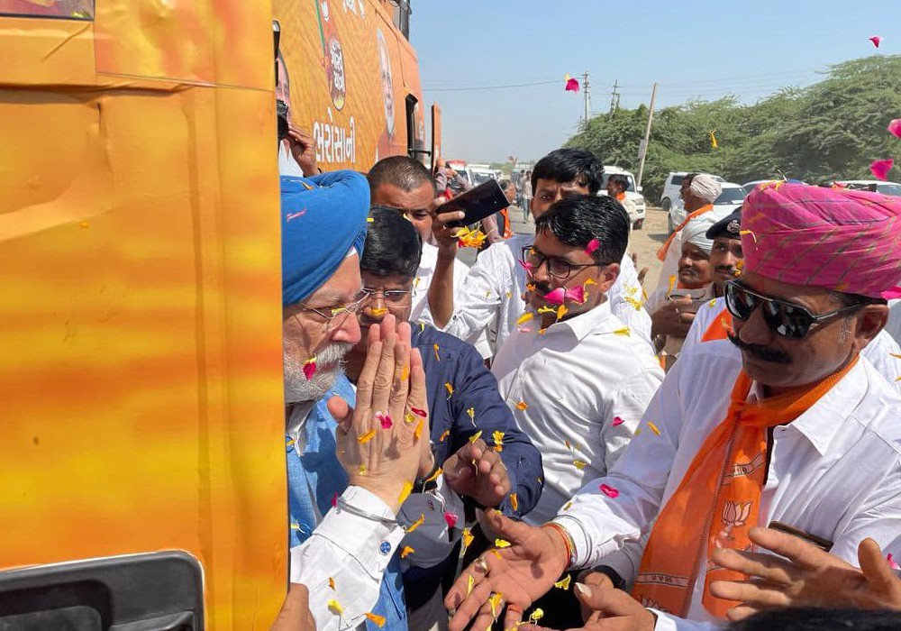 People of Suigam Village, the last village on Indo-Pak border in Vav Taluka of Banas Kantha district extended a warm welcome to Gujarat Gaurav Yatra