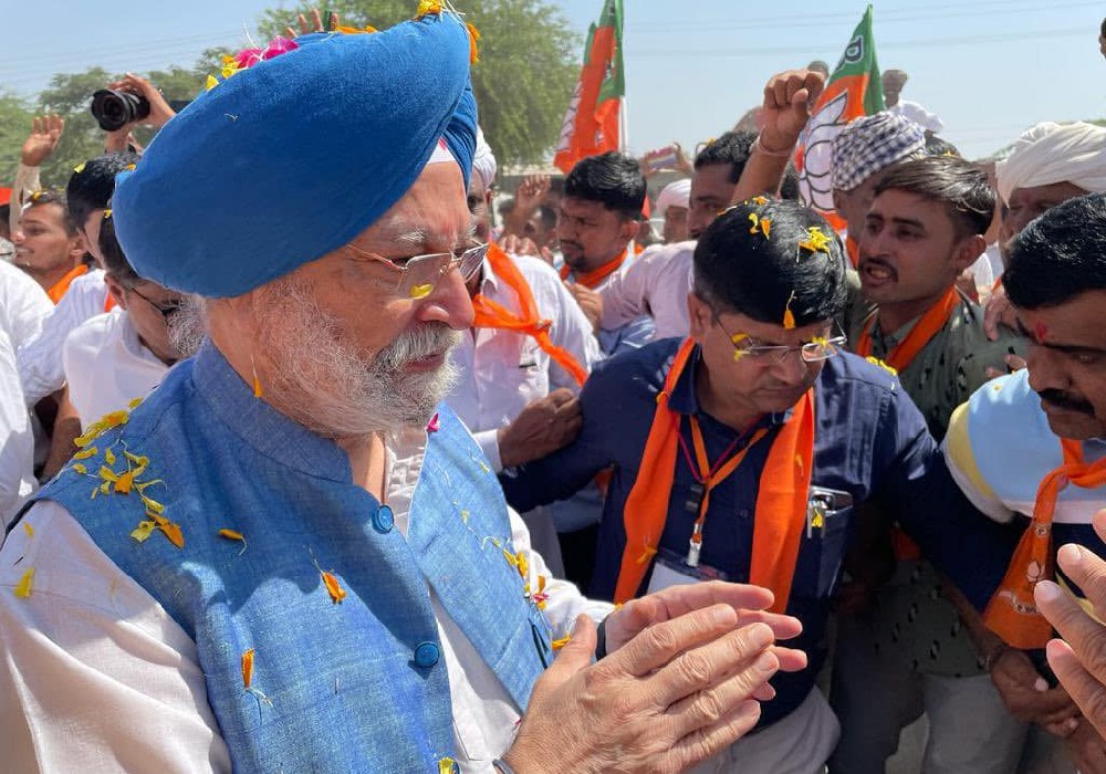 People of Suigam Village, the last village on Indo-Pak border in Vav Taluka of Banas Kantha district extended a warm welcome to Gujarat Gaurav Yatra