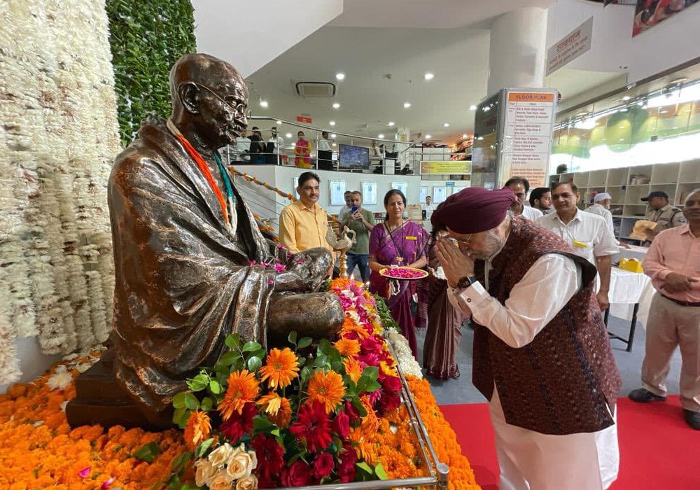 Paid tribute to Rashtrpita Mahatma Gandhi Ji at Khadi Gram Udhyog Bhawan in Delhi on the occasion of Gandhi Jayanti