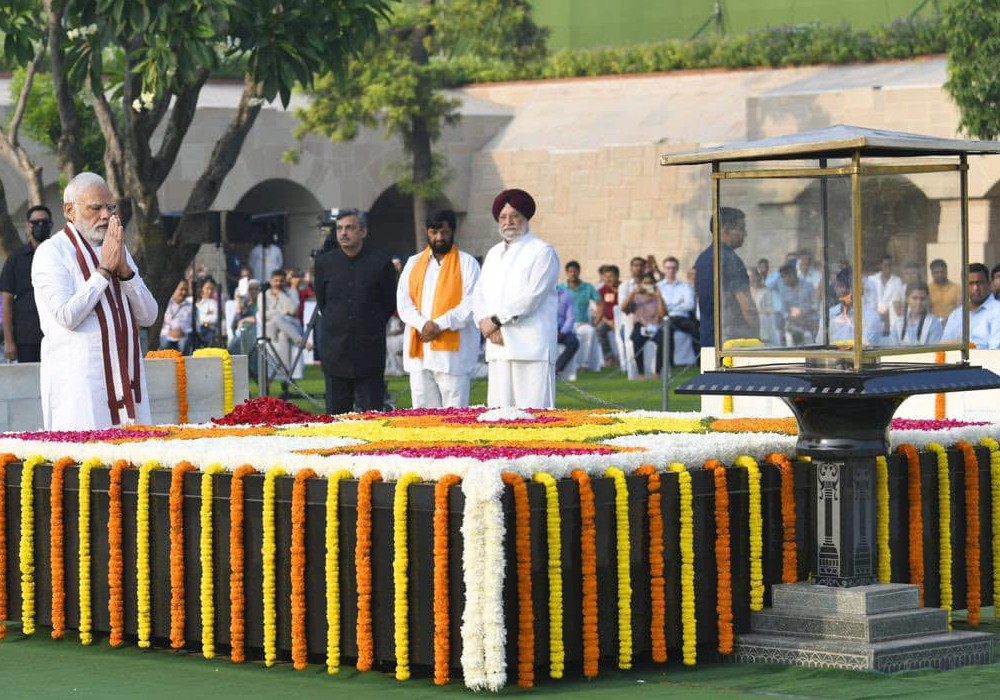 Paid tribute to Rashtrapita Mahatma Gandhi Ji on the occasion of Gandhi Jayanti  in the esteemed presence of President Smt Droupadi Murmu Ji, VP Sh Jagdeep Dhankhar Ji, PM Sh Narendra Modi Ji, my colleagues & other dignitaries at Rajghat in the morning