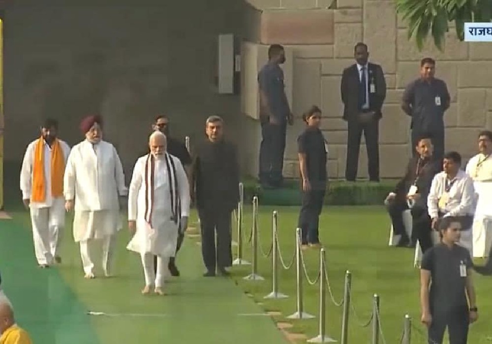 Paid tribute to Rashtrapita Mahatma Gandhi Ji on the occasion of Gandhi Jayanti  in the esteemed presence of President Smt Droupadi Murmu Ji, VP Sh Jagdeep Dhankhar Ji, PM Sh Narendra Modi Ji, my colleagues & other dignitaries at Rajghat in the morning