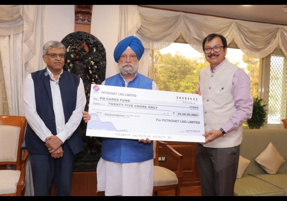 Very happy to receive a cheque of ₹25 crore from PetronetLNGLtd towards the visionary #PMCARES Fund formed to undertake welfare & nation building projects.