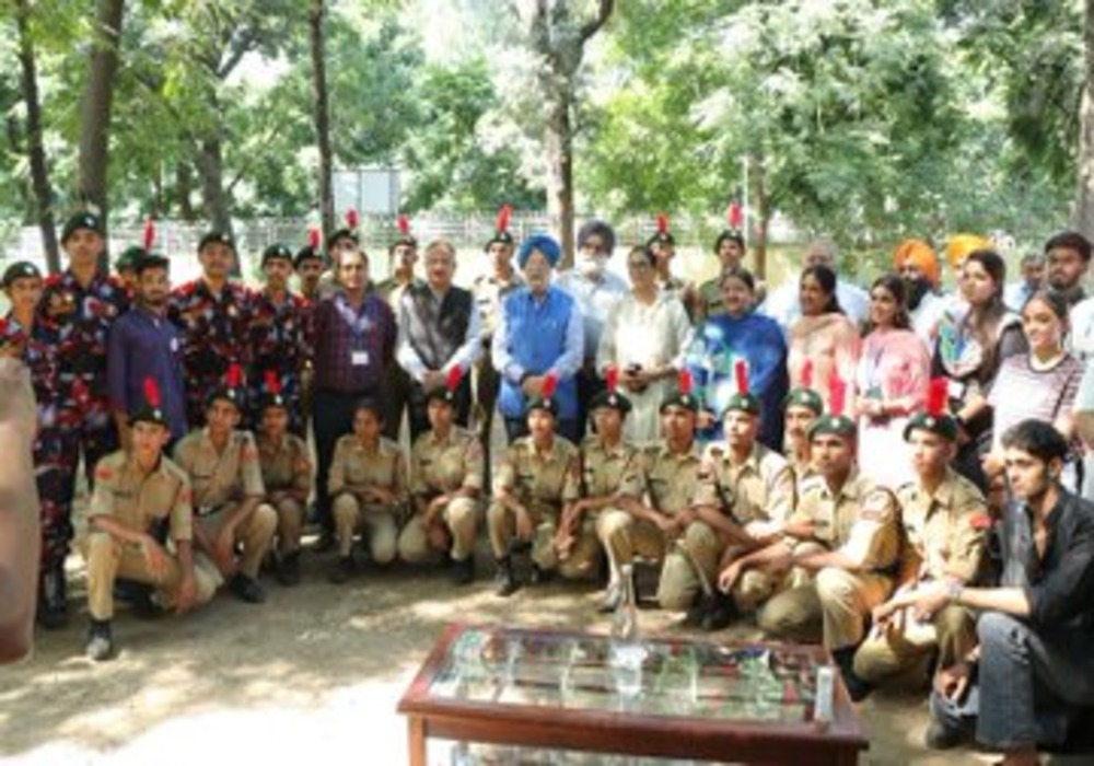 Warmly received by the Vice Chancellor of OfficialPU Dr Renu Vij Ji, Principals of various colleges, members of the faculty & management, & students of the University at Sri Guru Gobind Singh College in Chandigarh today.