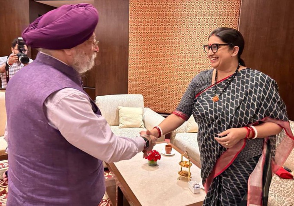 Met my colleague & senior party leader Smt Smriti Irani Ji on the sidelines of #RepublicBharatSummit2023 'राष्ट्र सर्वोपरि सम्मेलन' today.