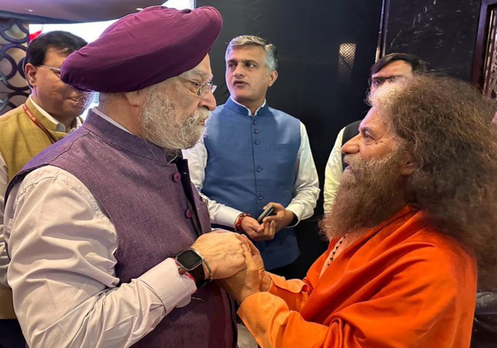 Blessed to meet the spiritual leader HH Pujya Swami Chidanand Saraswatiji PujyaSwamiji, President, Parmarth Niketan, Rishikesh on the sidelines of #RepublicBharatSummit2023 today.