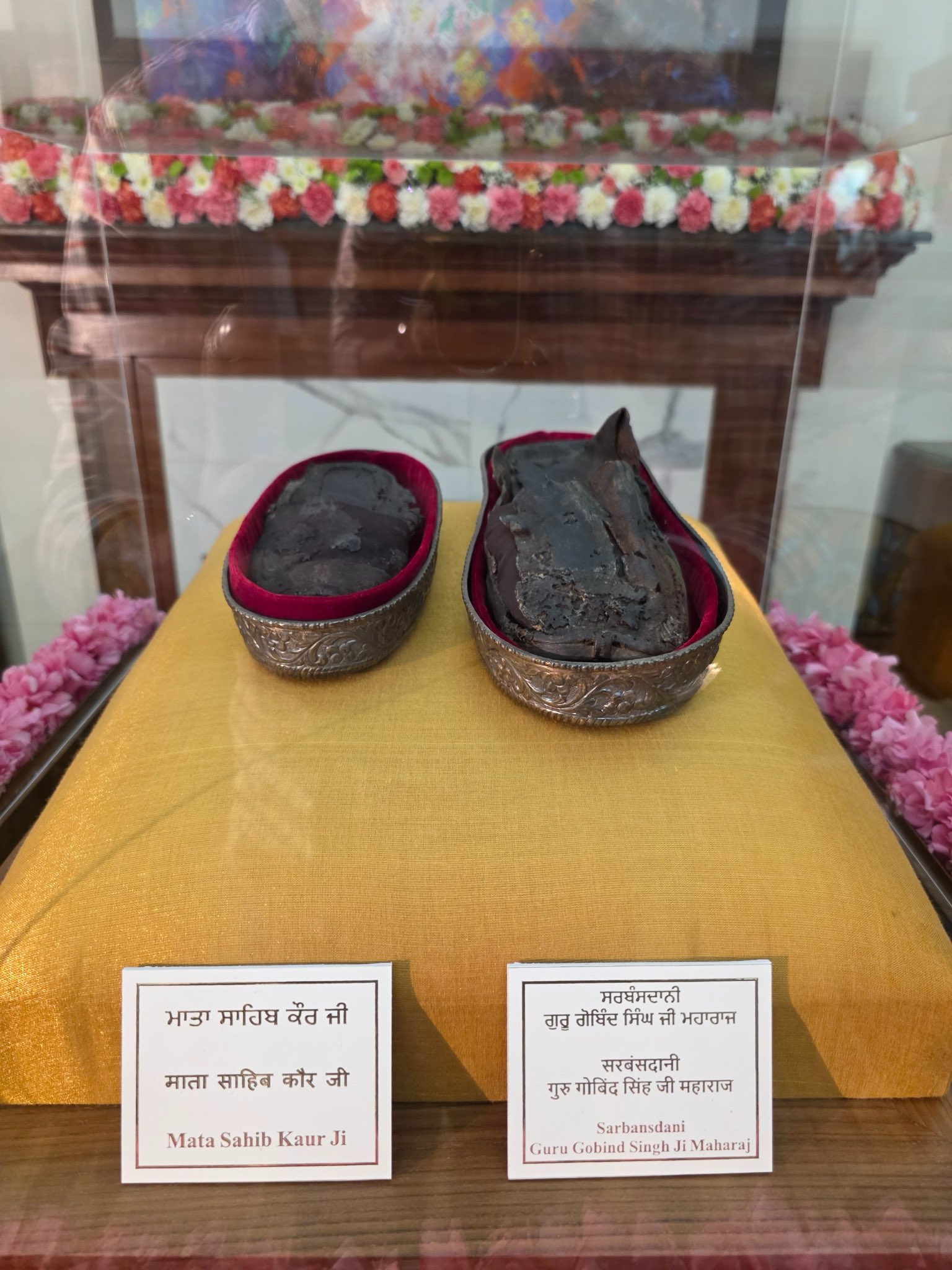 सरबंसदानी दशमेश पिता साहिब श्री गुरु गोबिंद सिंह जी महाराज व खालसा की माता साहिब कौर जी के पवित्र जोड़े साहिब