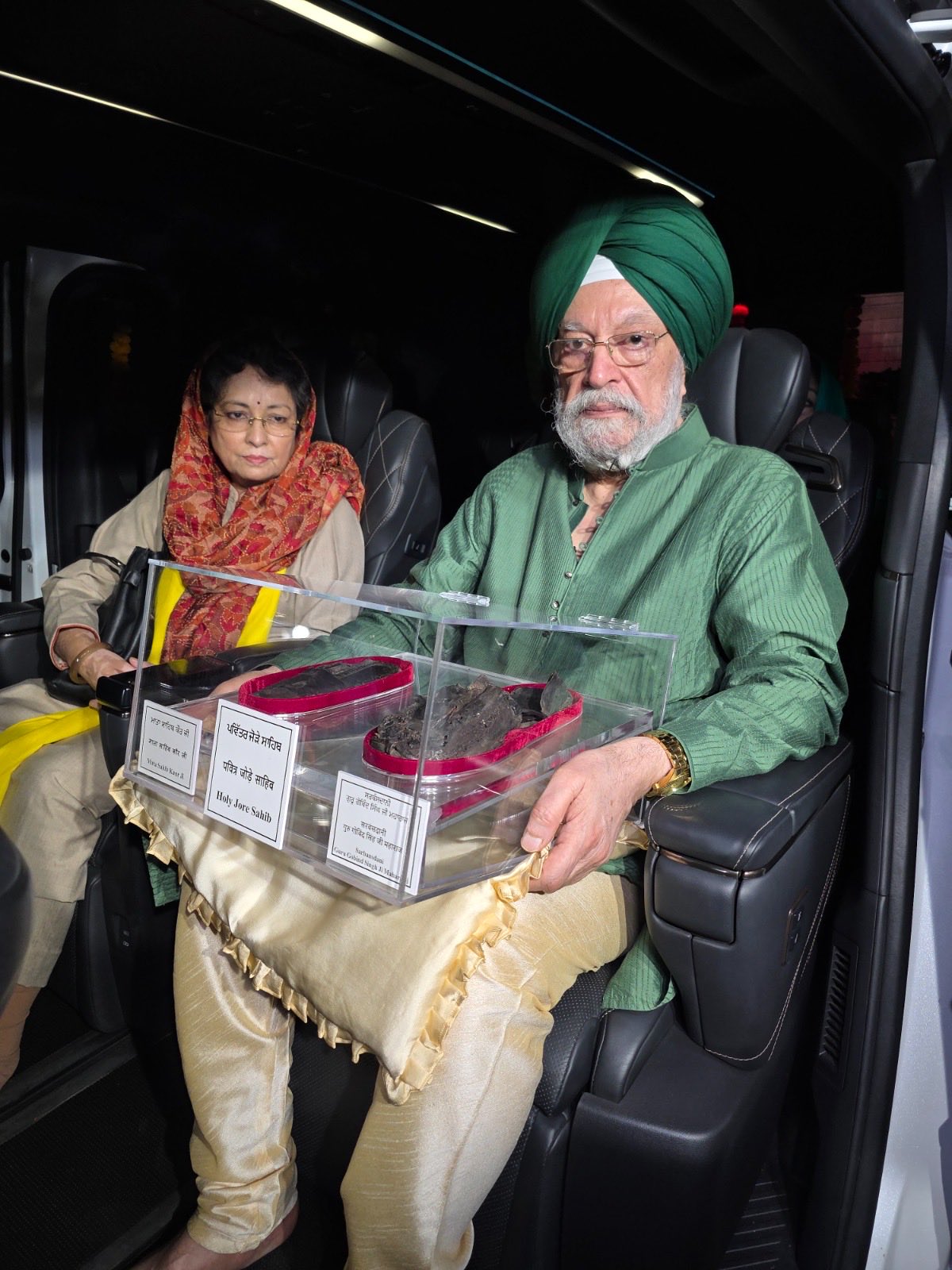 सरबंसदानी दशमेश पिता साहिब श्री गुरु गोबिंद सिंह जी महाराज व खालसा की माता साहिब कौर जी के पवित्र जोड़े साहिब