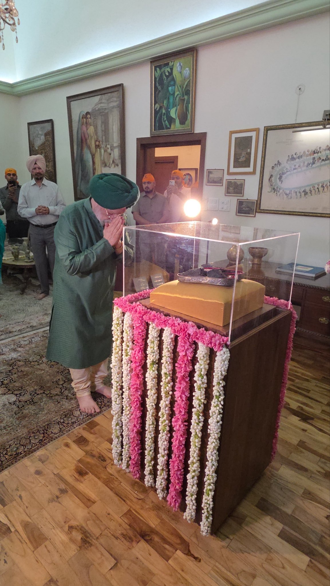 सरबंसदानी दशमेश पिता साहिब श्री गुरु गोबिंद सिंह जी महाराज व खालसा की माता साहिब कौर जी के पवित्र जोड़े साहिब