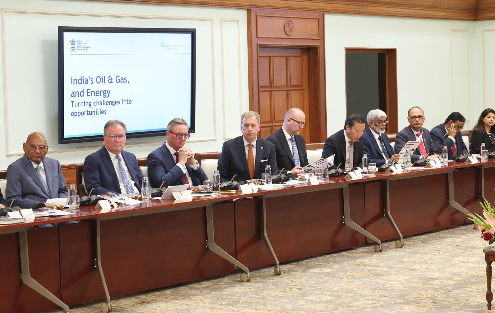 PM Modi के साथ 27 CEOs की high-level roundtable