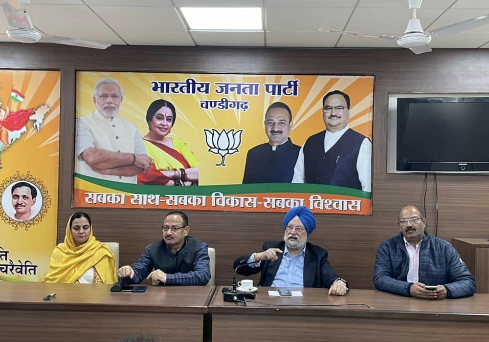 Discussion with party workers and office bearers in the dignified presence of State President Shri Arun Sood ji, General Secretary Shri Chander Shekhar and Mayor Sardarni Sarbjit Kaur Dhillon, Mayor - Chandigarh ji