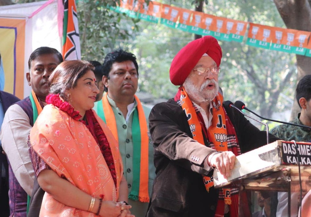 Addressed a huge public meeting in support of popular candidate sister Yogita Singh ji of Kalkaji ward number 175