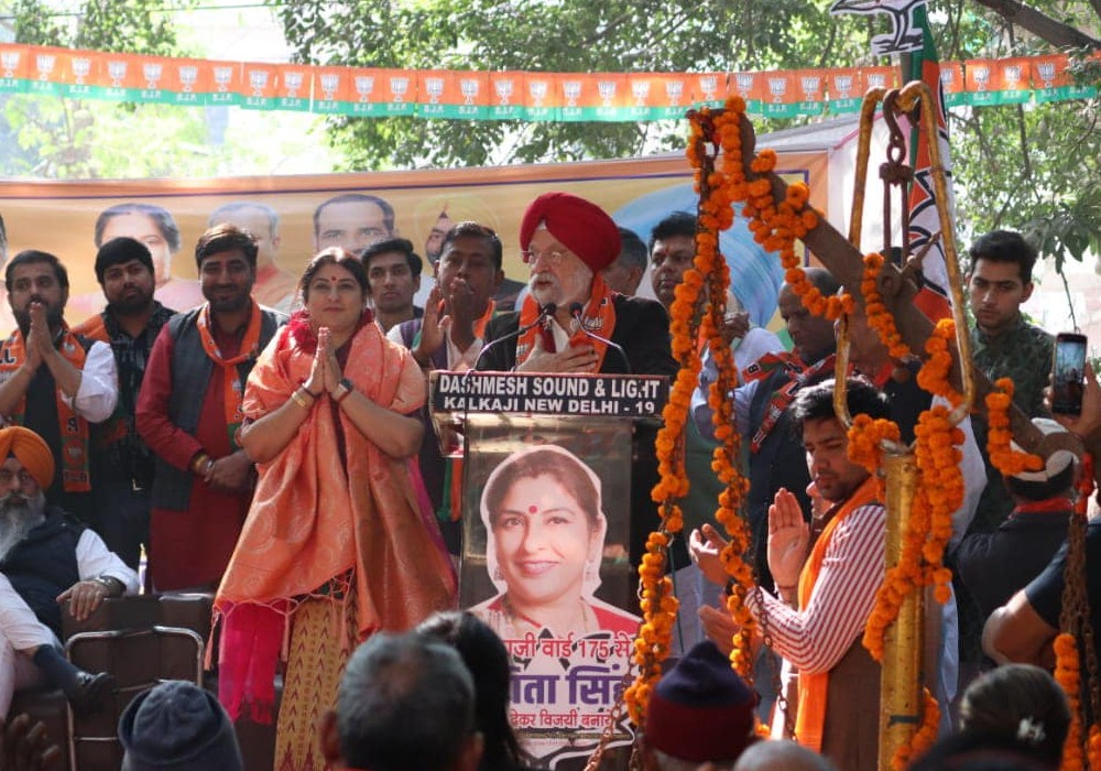 Addressed a huge public meeting in support of popular candidate sister Yogita Singh ji of Kalkaji ward number 175