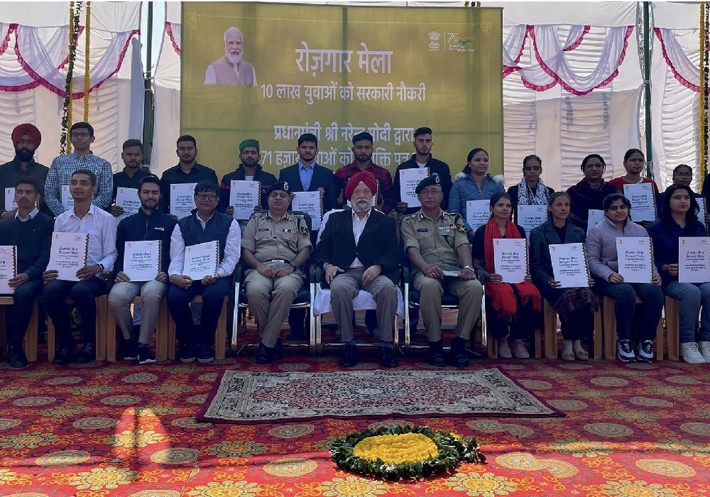 Joined the newly inducted appointees, their families & members of our defence forces at BSF Western Command Chandigarh to witness PM Sh Narendra Modi Ji’s address at the Rozgar Mela