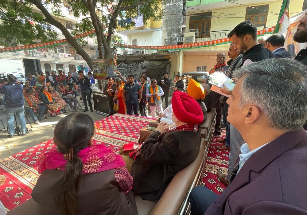 listened and watched the #MannKiBaat program of Honorable Prime Minister Shri Narendra Modi ji along with the people of ward number 175 and popular candidate sister Yogita Singh ji.