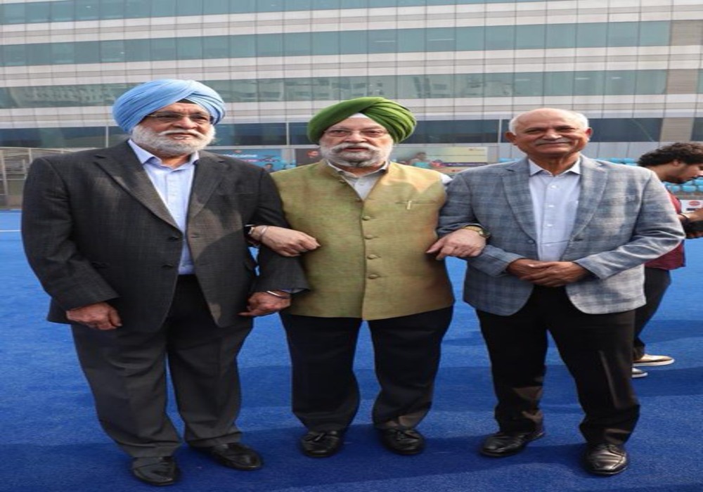 Delighted to meet two of my heroes, legends & former captains of Indian Hockey team Sardar Ajit Pal Singh Ji & Zafar Iqbal Ji at the 3rd Hockey India Senior Women Inter-Department National Championship today.