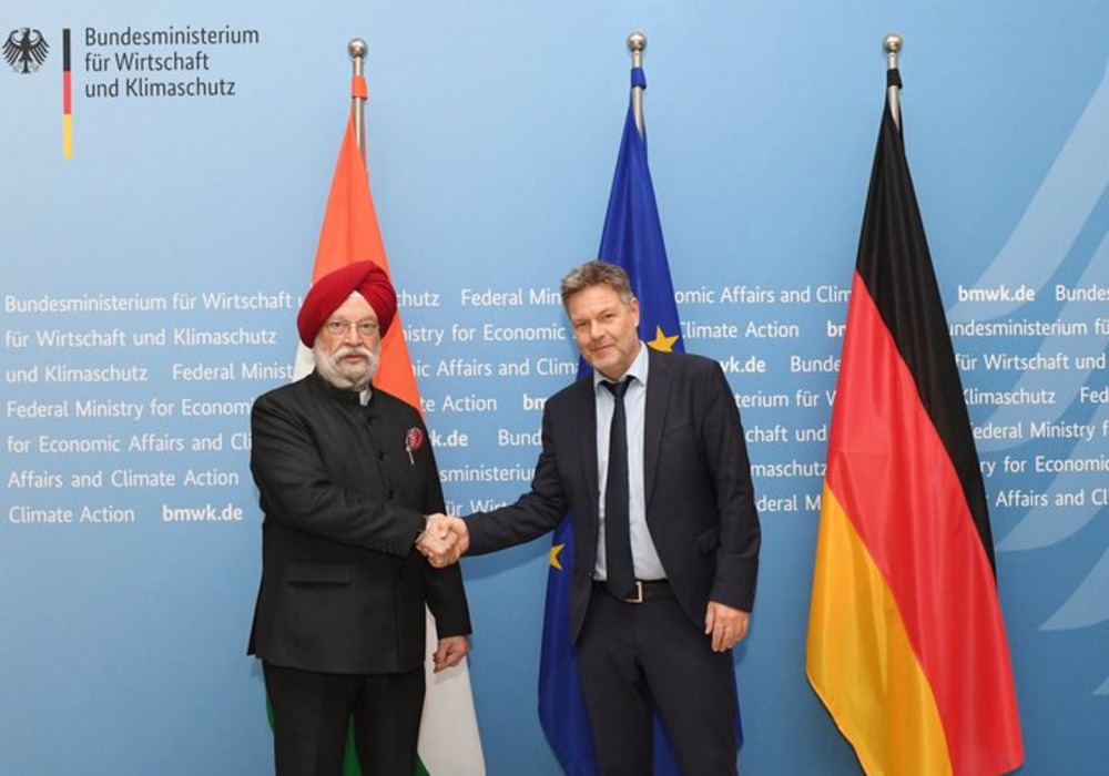 Discussed ways to further enhance strong economic & commercial relations; & expanding existing collaboration in areas of CBG & Green Hydrogen between India & Germany in a meeting with HE Dr Robert Habeck, German Federal Minister BMWK, in Berlin.