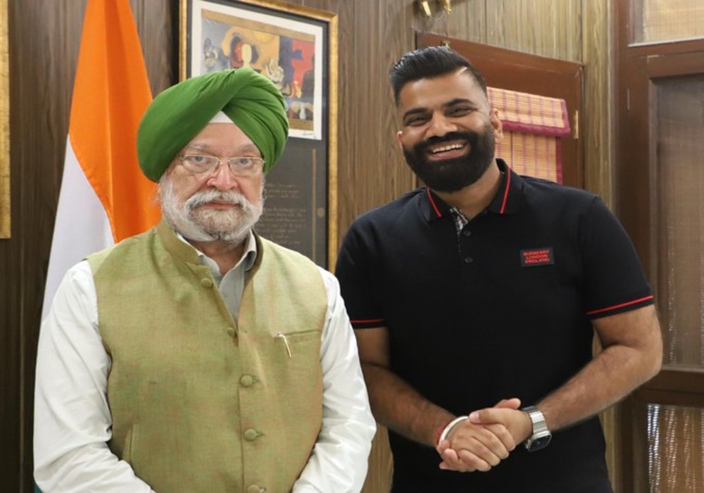 He is the ‘go to’ person to know more about gadgets, devices & emerging technologies! Very happy to receive engineer & entrepreneur TechnicalGuruji Gaurav Chaudhary at my residence today.