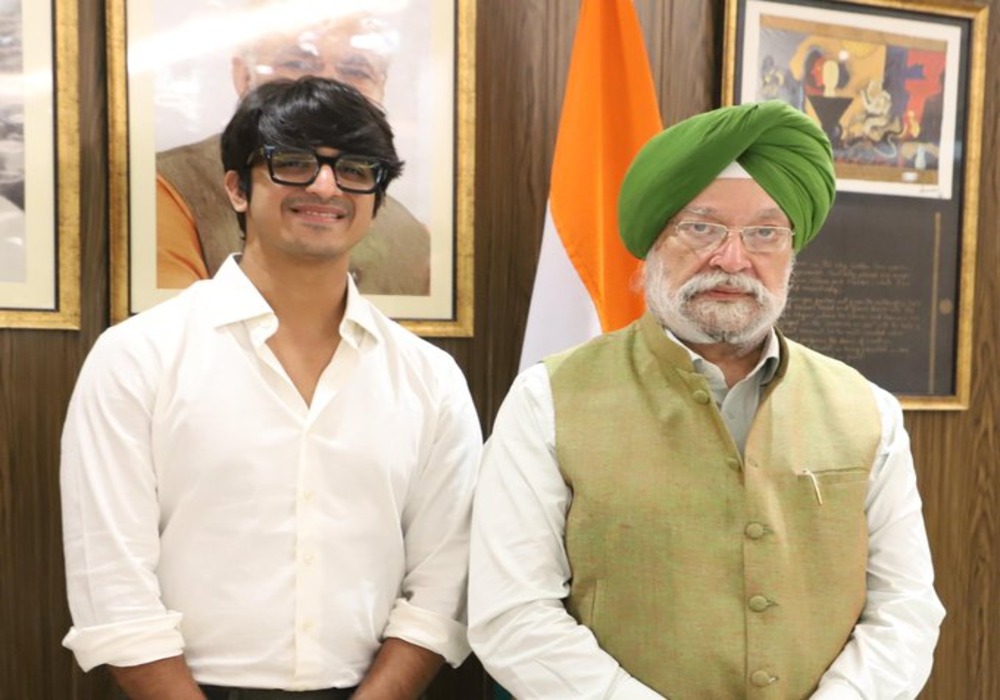 Young achievers like Viraj Sheth the co-founder & CEO of MonkEtweets are role models for the aspirational youth. Delighted to meet the young entrepreneur at my residence.