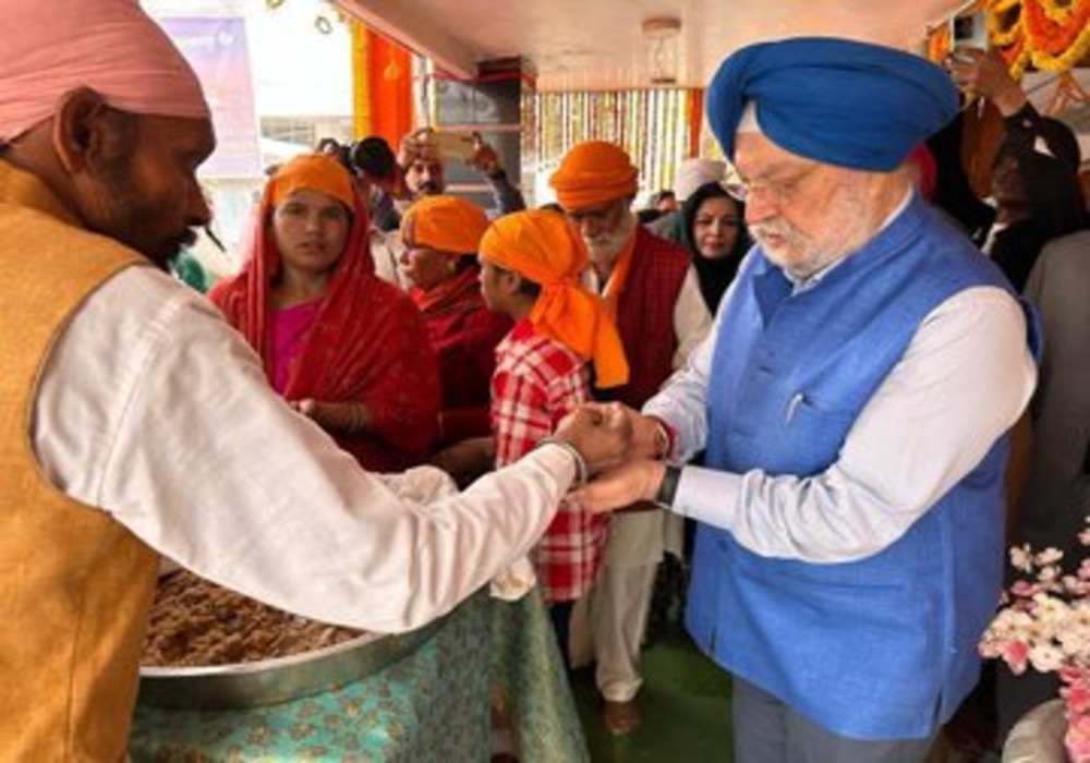 Joined fellow devotees at Gurudwara Sri Guru Nanak Dev Ji in Gurubagh, Varanasi to pay obeisance on supremely divine 554th Parkash Purab of Sri Guru Nanak Dev Ji Maharaj today.