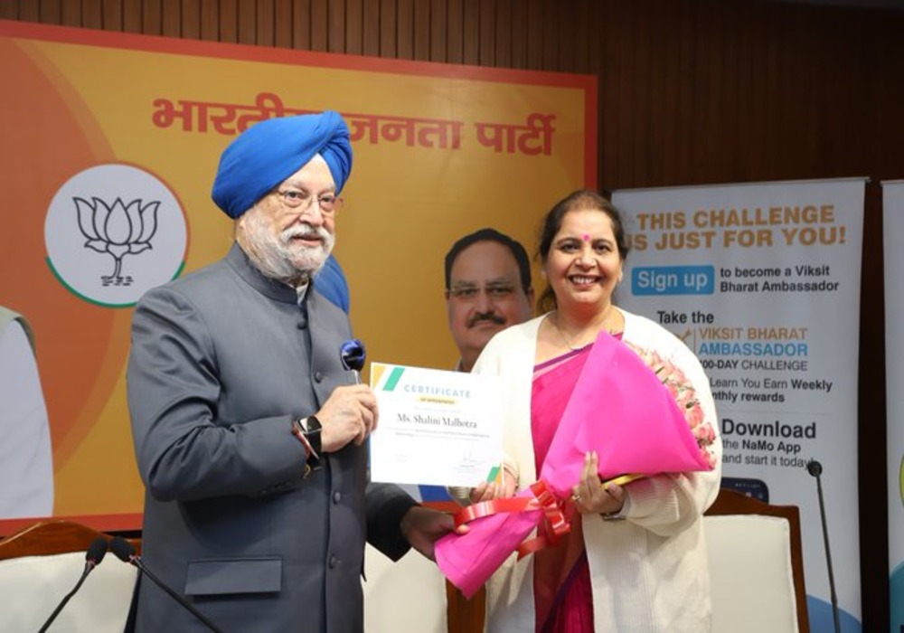 A school principal, Smt Shalini Malhotra Ji came all the way from Rajasthan to accept my invitation to become #ViksitBharatAmbassador on #HamaraAppNaMoApp & #MYBharat App