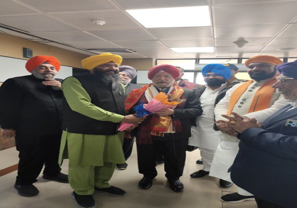 Warmly received by members of the Sikh Sangat led by Sardar Jagjot Singh Sohi Ji, President Gurudwara Prabandhak Committee, Takhat Sri Harmandir Ji, Patna Sahib & others at Patna Airport today.  Arrived in the city to participate in the commemoration of #